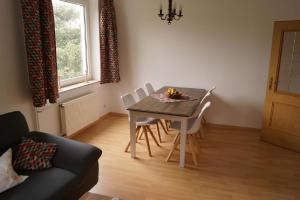 ein Wohnzimmer mit einem Esstisch und Stühlen in der Unterkunft Ferienhaus Weitblick in Bad Pyrmont
