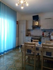 
A kitchen or kitchenette at Casa a 20 metri dal mare!
