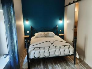a bedroom with a bed with a blue wall at 3 Apt T2 COSY de 40 à 50 M2 Idéal pour un déplacement PRO " Les IRIS " in Bourg-Saint-Andéol
