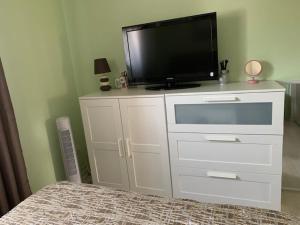 TV a/nebo společenská místnost v ubytování Comme à la maison - Chambre double chez habitant près de Toulouse