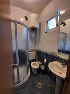 Ένα μπάνιο στο Apartments Kaprijan +46 φωτογραφίες