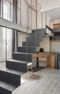 escalera de metal en una habitación con escritorio en Lofty loft - Chiese en Milán