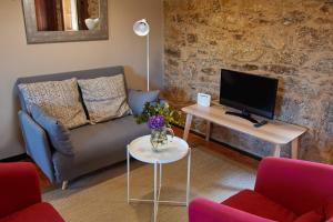 A television and/or entertainment centre at Escola de Bieite