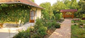 Garden sa labas ng Hungarian Farmhouse