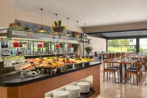 Reštaurácia alebo iné gastronomické zariadenie v ubytovaní Ramada by Wyndham Izmir Aliaga