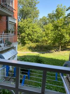 een balkon met uitzicht op een tuin bij Apartmani Central 4 & Free parking in Vrnjačka Banja