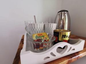 einem Behälter mit Lebensmitteln und einem Mixer auf dem Tisch in der Unterkunft Tamaru House Bungalow with Patio in Nungwi