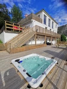 een hot tub op een terras voor een huis bij Waterfront Senja in Torsken