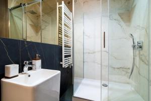 ein Bad mit einem Waschbecken und einer Dusche in der Unterkunft Apartamenty u Sarzyńskich in Kazimierz Dolny