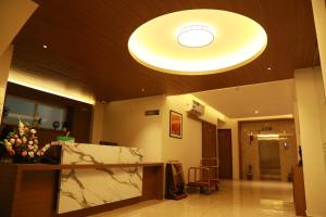 eine Lobby mit einem großen runden Licht an der Decke in der Unterkunft Hotel Picnic in Manjeri
