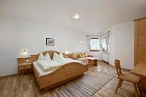 - une chambre avec un lit, un canapé et une table dans l'établissement Wohnhof, à Lagundo