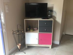 AsséracにあるMAISON D'AELAのテレビ付きのエンターテイメントセンター