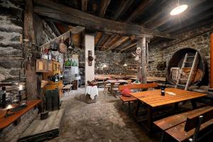 - un restaurant avec des tables et des chaises en bois dans une chambre dans l'établissement Wohnhof, à Lagundo