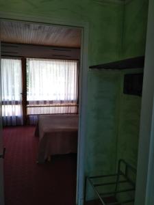 Habitación con cama y ventana en Hotel Le Mas Fleuri, en Vernet-les-Bains