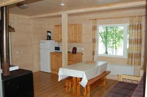 Kuchyň nebo kuchyňský kout v ubytování Lomasaaret Cottages