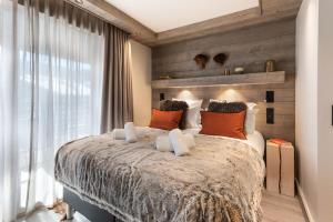 a bedroom with a large bed and a window at Vail Lodge by Alpine Residences in Val-d'Isère