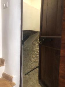 a door that is open to a room with water at B&B Le Principesse in Sermoneta