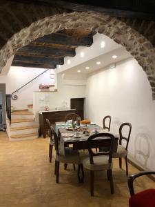 a dining room with a table and chairs and a staircase at B&B Le Principesse in Sermoneta