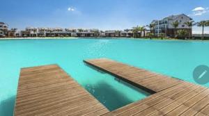 Pretoria的住宿－The Blyde - Morden 2 bedroom apartment，一个带木甲板的大型游泳池