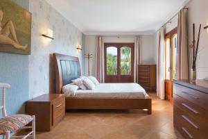 ein Schlafzimmer mit einem Bett, einer Kommode und einem Fenster in der Unterkunft Can Marti Bea in Sa Pobla + 49 Fotos