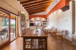 ein Esszimmer mit Tisch und ein Wohnzimmer in der Unterkunft Can Marti Bea in Sa Pobla