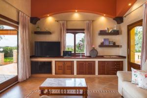 ein Wohnzimmer mit Fernseher und Sofa in der Unterkunft Can Marti Bea in Sa Pobla