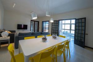 Televízia a/alebo spoločenská miestnosť v ubytovaní Vivienda Vacacional Villa El Mirador