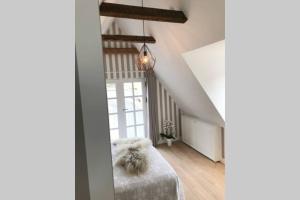 una camera con un letto e una grande finestra di Penthouselejlighed med havneudsigt a Kerteminde