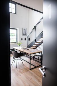 ein Esszimmer mit einem Tisch und einer Treppe in der Unterkunft Apart Hüsske 1 in Krefeld