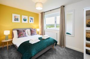 Giường trong phòng chung tại Haworth Home - Hot tub Cinema Games Room Sleeps 12