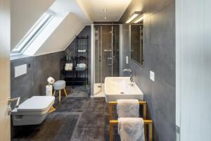 Ванная комната в Auszeithaus Pilsum - Wintergarten, Sauna, E-Ladesäule - 8 Personen