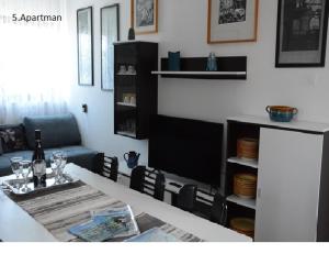 Televízia a/alebo spoločenská miestnosť v ubytovaní Unicum Vendégház
