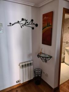 una habitación con una pared blanca con una rama en la pared en Piso Inma, en Covaleda
