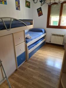 1 dormitorio con 2 literas y suelo de madera en Piso Inma, en Covaleda