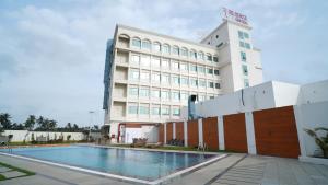 索姆纳特Regenta Central Somnath, Bhalpara的酒店楼前有游泳池