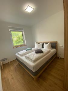 Schlafzimmer mit einem großen Bett und einem Fenster in der Unterkunft Belzesaltescheune 4 Sterne Ferienwohnung in Riedenberg
