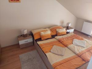 2 camas individuales en una habitación con 2 lámparas en Cserke Napfény Apartman en Cserkeszőlő