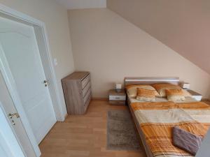 Postel nebo postele na pokoji v ubytování Cserke Napfény Apartman