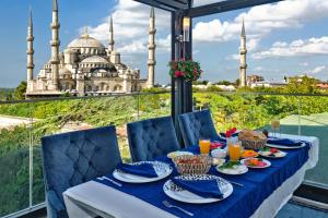 uma mesa com comida e vista para a mesquita azul em Aristocrat Hotel em Istambul