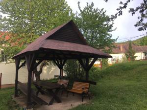 Vonkajšia záhrada v ubytovaní Mátrai Vándor Apartmanok
