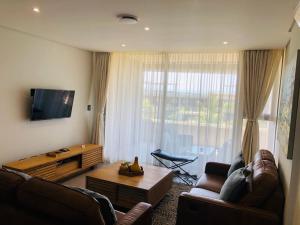 TV a/nebo společenská místnost v ubytování Pebble Beach Sibaya Apartment 238