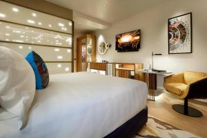 Posteľ alebo postele v izbe v ubytovaní Hard Rock Hotel Madrid