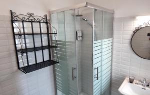 La salle de bains est pourvue d'une douche, d'un lavabo et d'un miroir. dans l'établissement Belle Époque, à Tarente