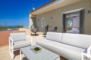 Un balcon sau o terasă la Cypress Village - Lux villa 5' from beach