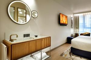 Televízia a/alebo spoločenská miestnosť v ubytovaní Hard Rock Hotel Madrid