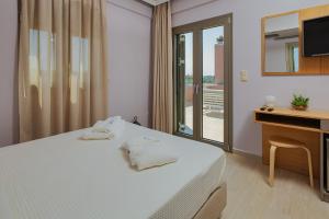 Un pat sau paturi într-o cameră la Cypress Village - Lux villa 5' from beach +55 fotografii