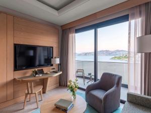 The Bodrum Hotel Yalikavak - MGallery Collection的电视和/或娱乐中心