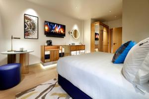 Televízia a/alebo spoločenská miestnosť v ubytovaní Hard Rock Hotel Madrid
