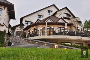 基希讷乌维斯帕斯酒店的一栋带阳台的大房子