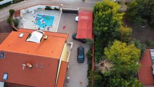 an overhead view of a house with a pool and a car at Apartments Villa Mimi in Višnjan